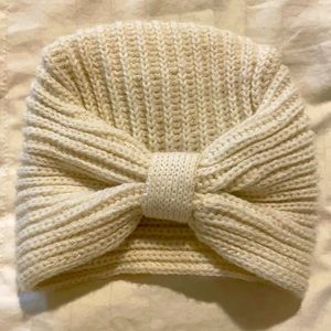 Baby beanie. Creme with gold flecks. 0-6 months.